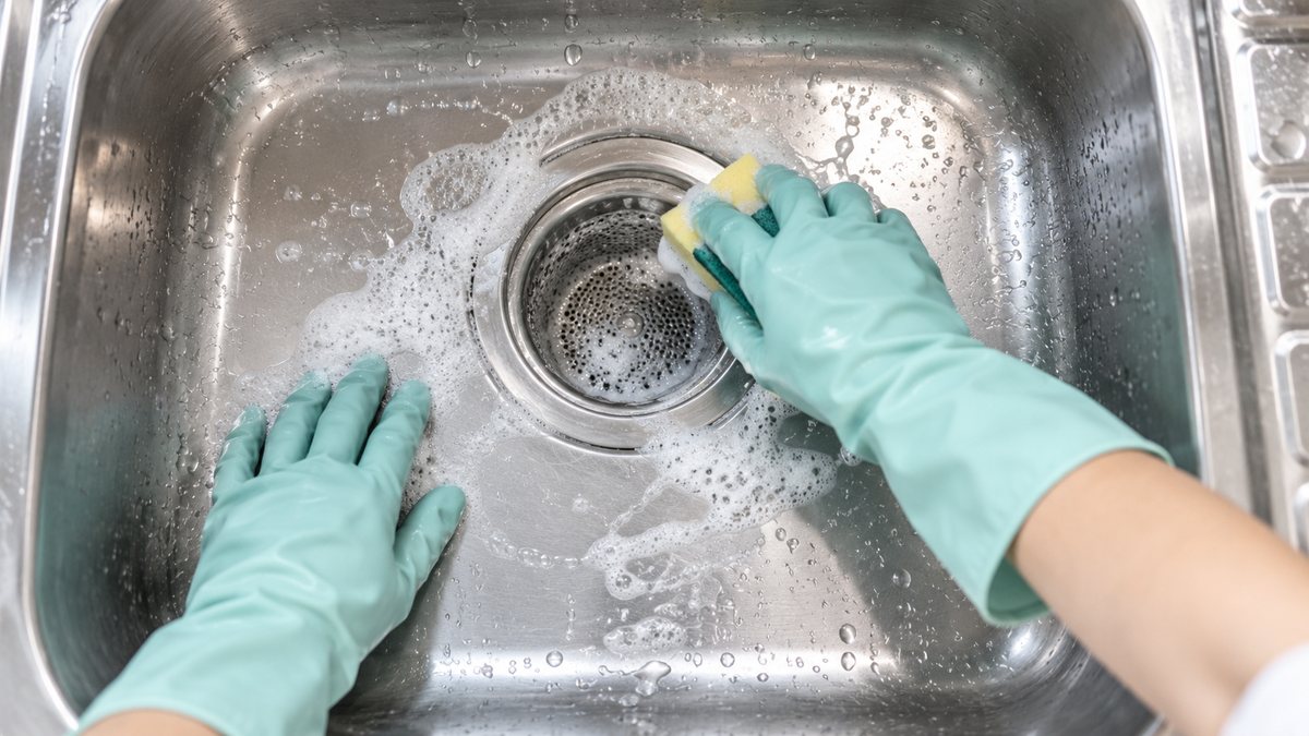 排水口を掃除する手元